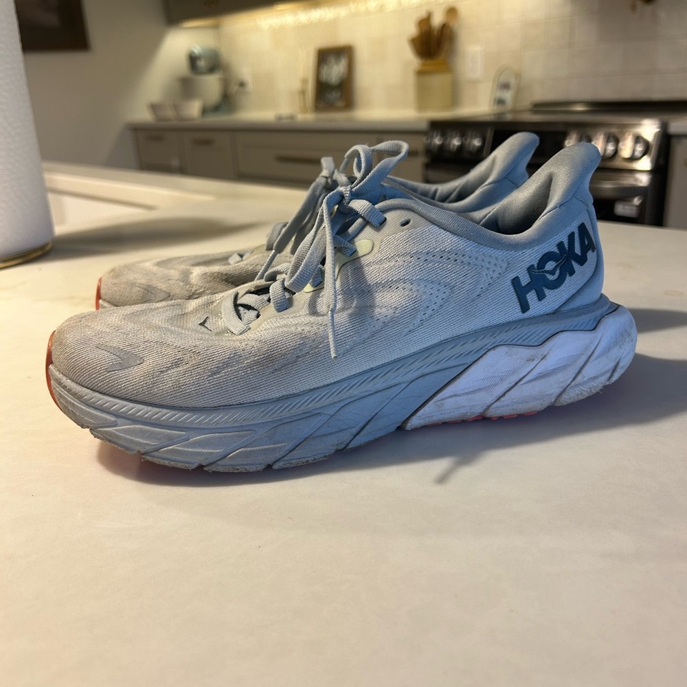 Arahi 6 light blue/white/coral hokas